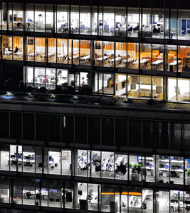 edificio de oficinas con luces encendidas subida precios energia